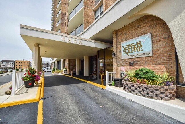 Building Photo - 4800 Boardwalk-400-400