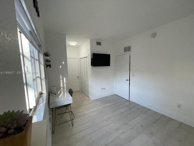 Building Photo - 325 NW 19th Ln