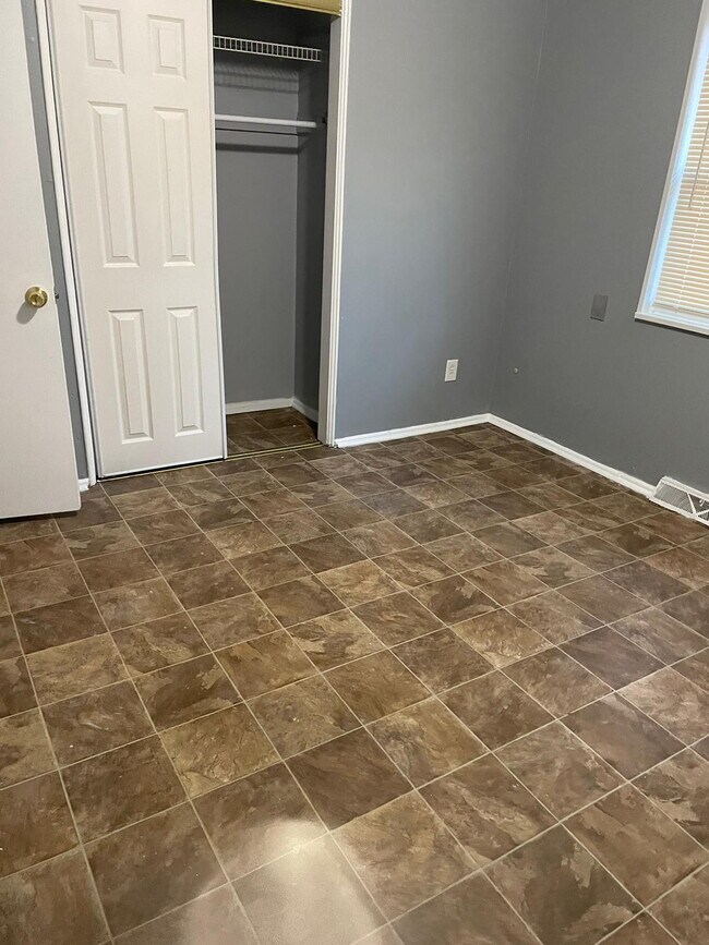 Building Photo - "Charming 3-Bed Sanctuary in St. Louis – Cozy Comfort Awaits on Ventura Drive!"  We accept sectio...