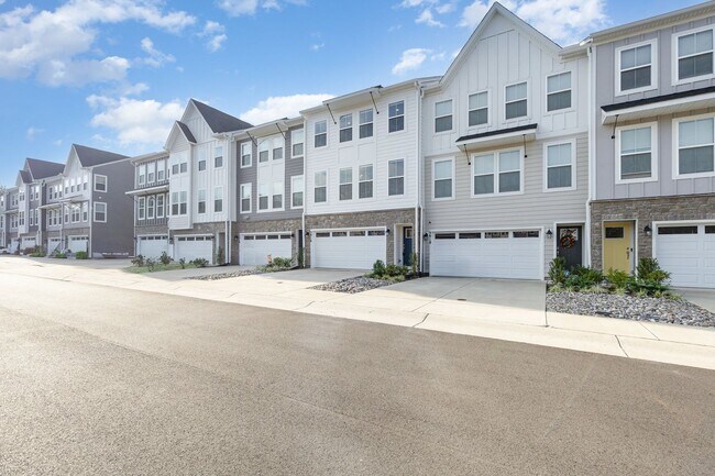 Building Photo - New Price – Move-In Ready 4BR / 4BA Townho...
