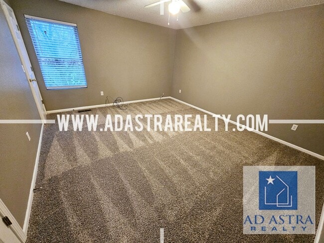 Building Photo - 2 Bedroom 2 Bath Townhouse in North Kansas...