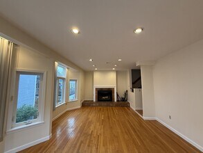 Building Photo - 10 Rollins Ct