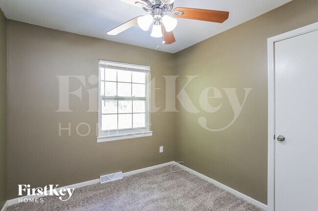 Building Photo - 16005 E Cogan Ln