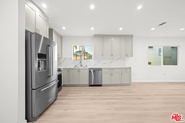 Building Photo - 1642 S Crest Dr