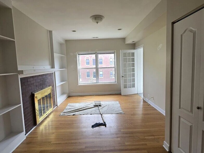 Building Photo - 7458 N Greenview Ave