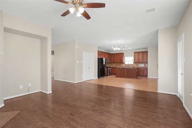 Building Photo - 692 Casual Ln