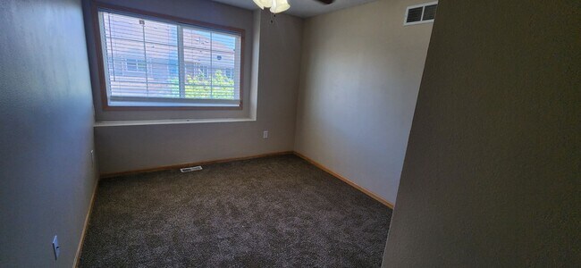 Building Photo - Rare 3 bedroom, 2.5 bathroom rental home w...