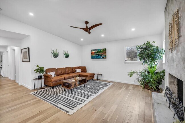 Building Photo - 10601 Walnut Bend Dr