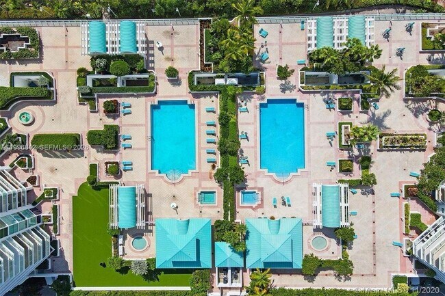 Building Photo - 16400 Collins Ave