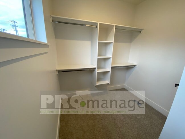 Building Photo - Townhouse with 3 bedrooms / 2 bathrooms in...