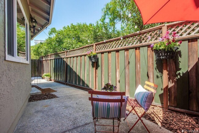 Building Photo - 542 Brewster Ave