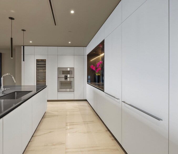 Building Photo - 300 Biscayne Boulevard Way