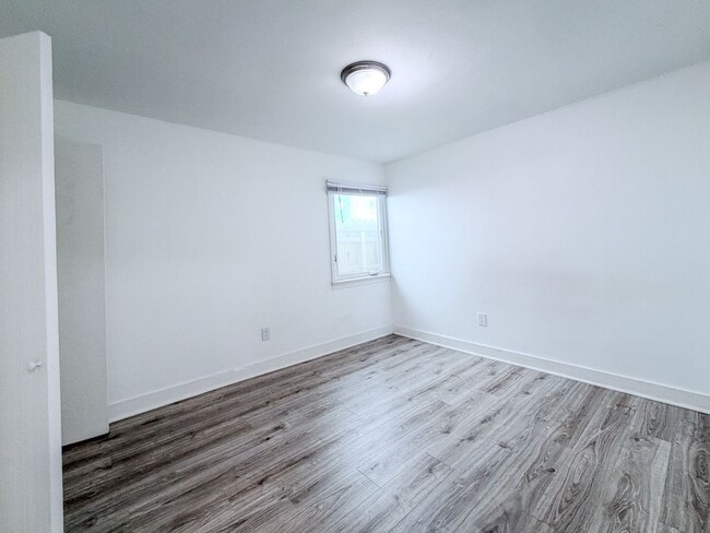 Building Photo - 2 Bed 1 Bath Beach House | Inboard | Silve...