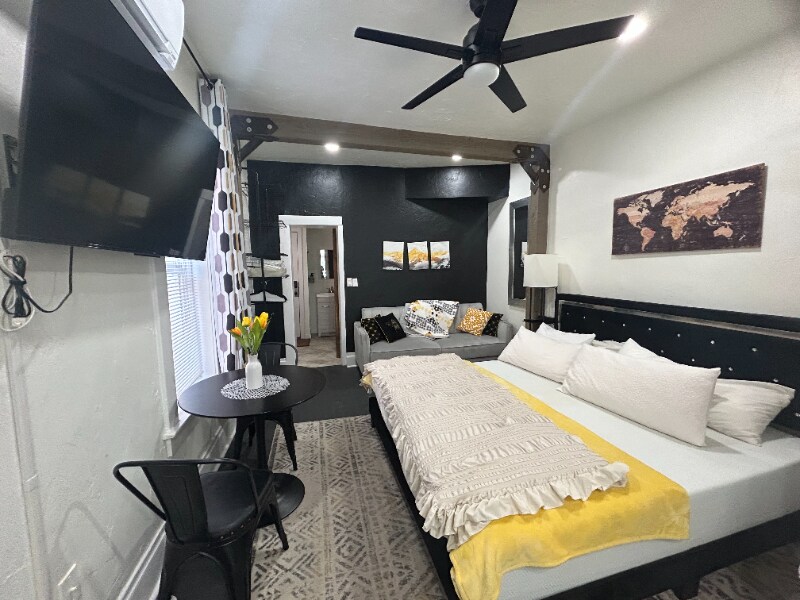 Building Photo - 859 S Grn St