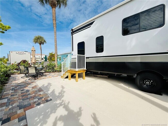 Building Photo - 10725 S Ocean Dr