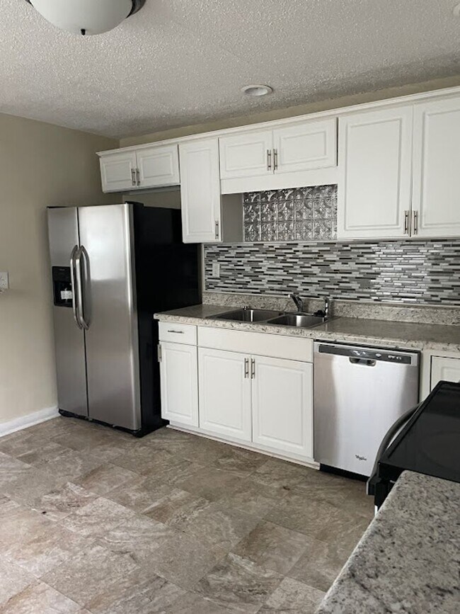 Building Photo - Centrally located 3/2 house