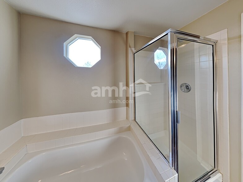 Building Photo - 13985 Elm St