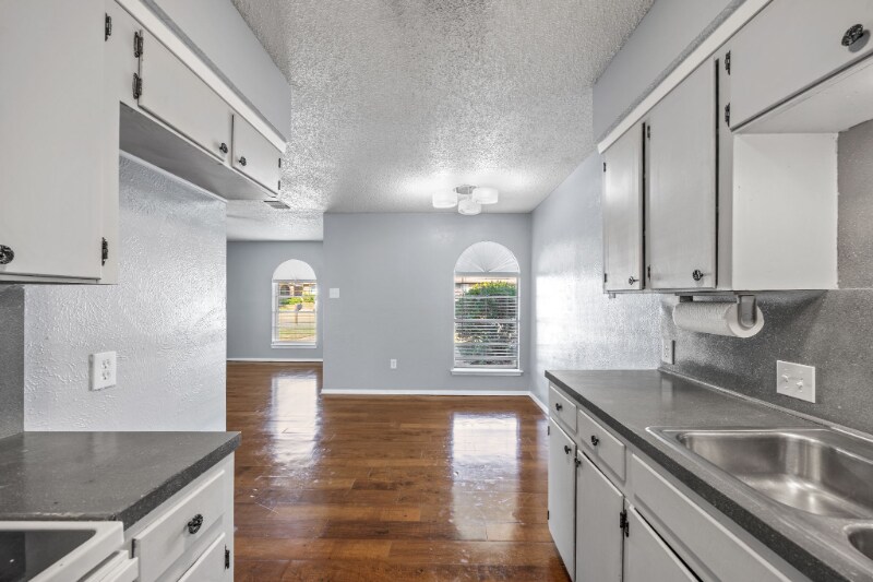 Building Photo - 2208 Viewtop Ln