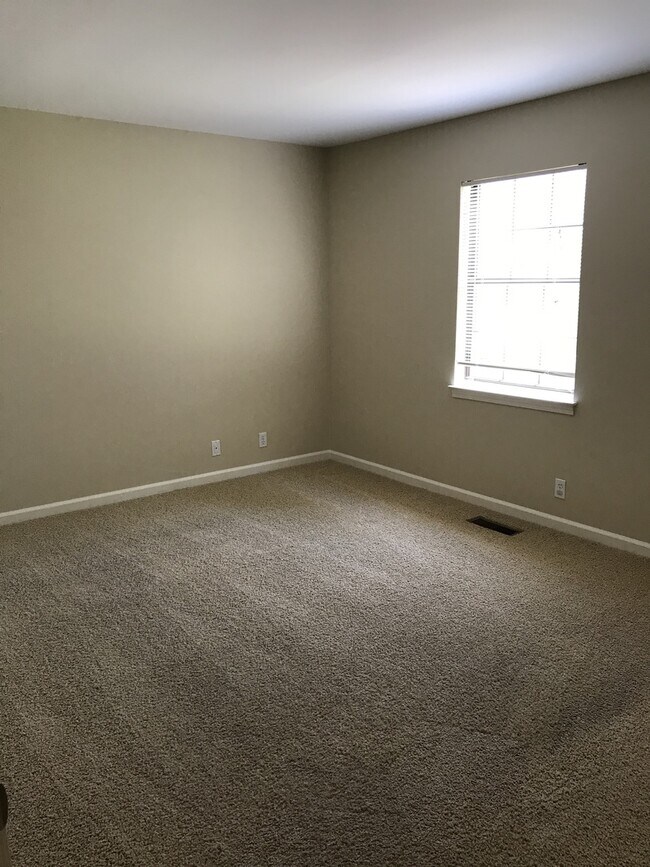 Building Photo - Bellevue Townhome 4 bedrooms 3 full baths
