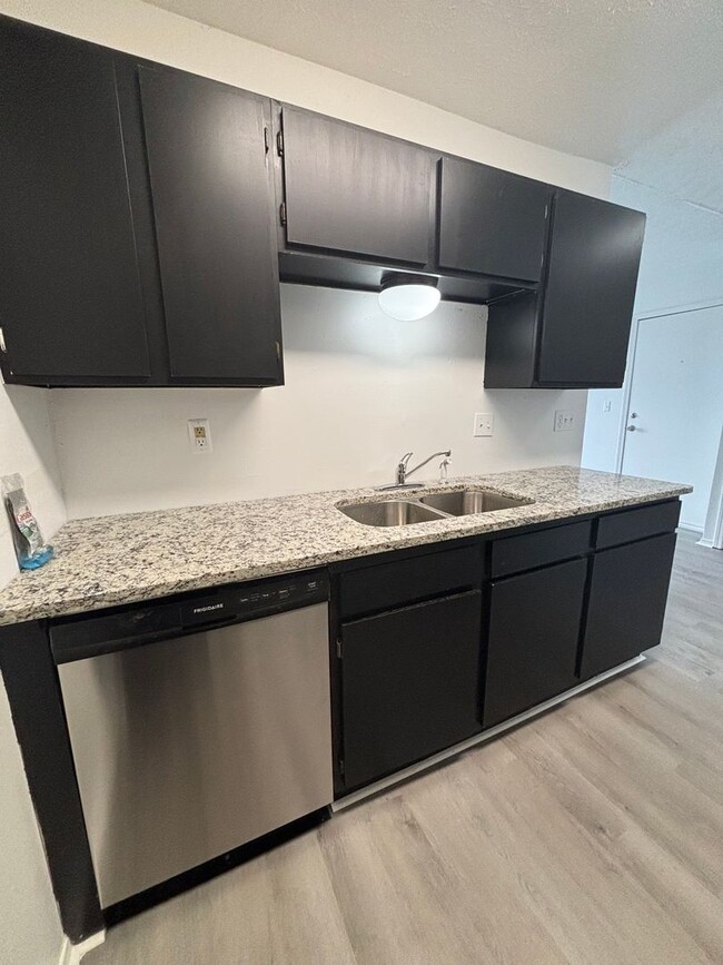 Building Photo - Remodeled 2 bedroom 2 full bathroom availa...