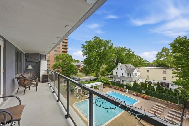 Building Photo - 285 Aycrigg Ave