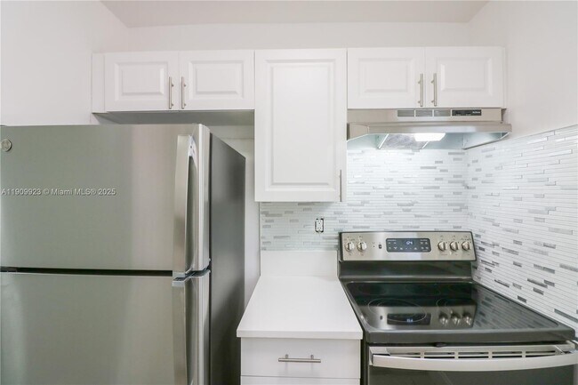 Building Photo - 400 NE 1st St