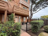 Building Photo - $3195 - Tri-level Town modern townhome in ...