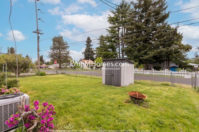 Building Photo - Updated Three Bedroom Home in Oregon City!
