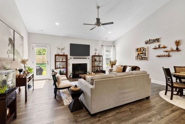 Building Photo - Beautiful 3 Bedroom 2 Bath Ranch