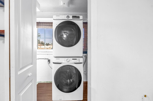 Building Photo - 652 42nd Ave NE