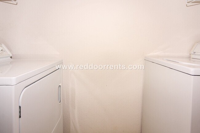 Building Photo - West side Indy, Cute 2 Bed, 2 Bath Home w/...