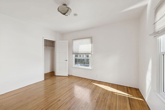 Building Photo - 1556 S Beverly Glen Blvd