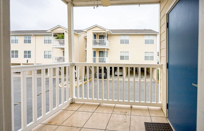 Building Photo - 2421 Beachview Dr