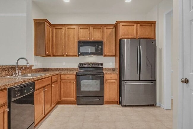 Building Photo - 215 Hemingway Cir