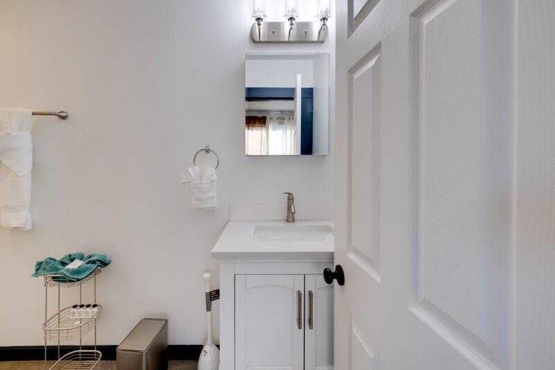 Building Photo - 400 S Holladay Dr