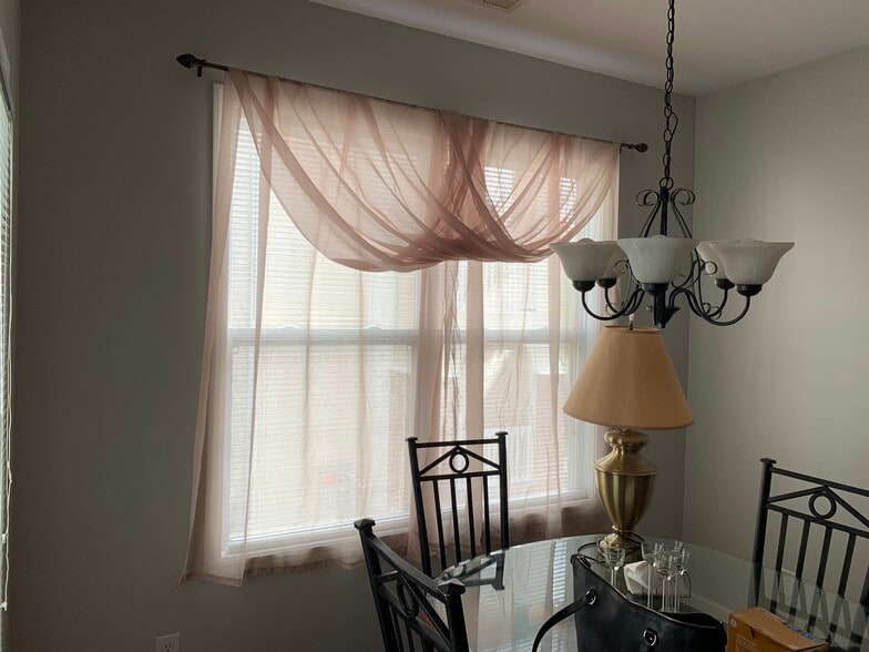 Dining room. - 712 Indica Ct