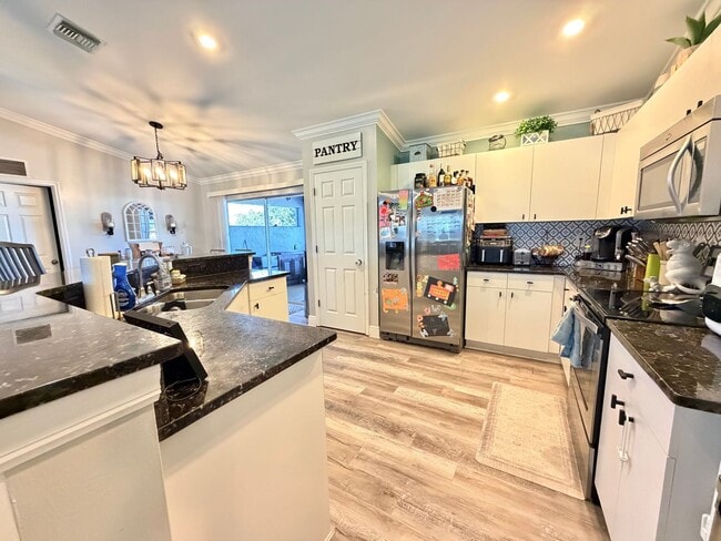 Building Photo - Beautiful Pool Home with 4 Beds, 2 Baths i...