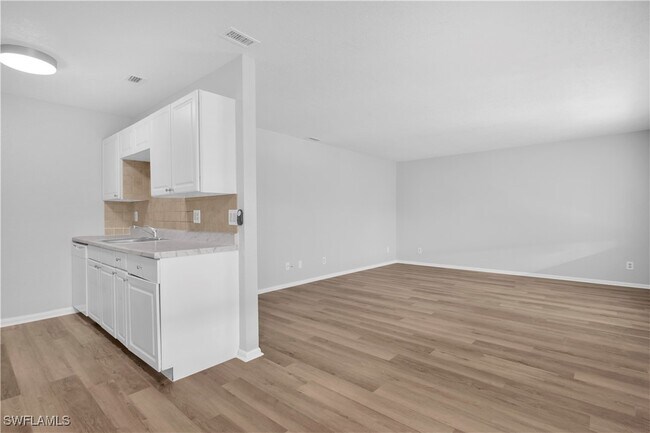 Building Photo - 4627 Bayshore Dr