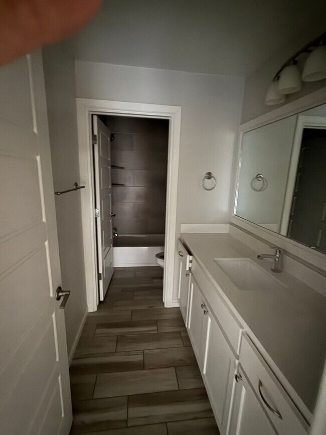 Building Photo - Amazing 3 bed 2 bath duplex near NW 122nd St