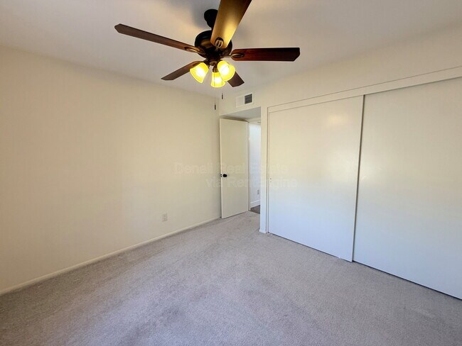 Building Photo - 4536 E Cheyenne Dr