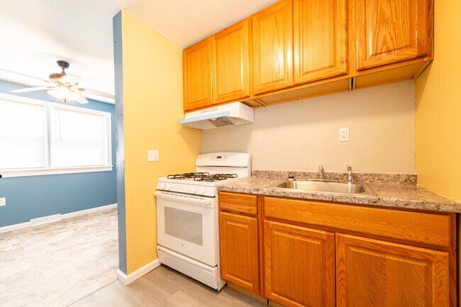 Building Photo - 323 W Peach St