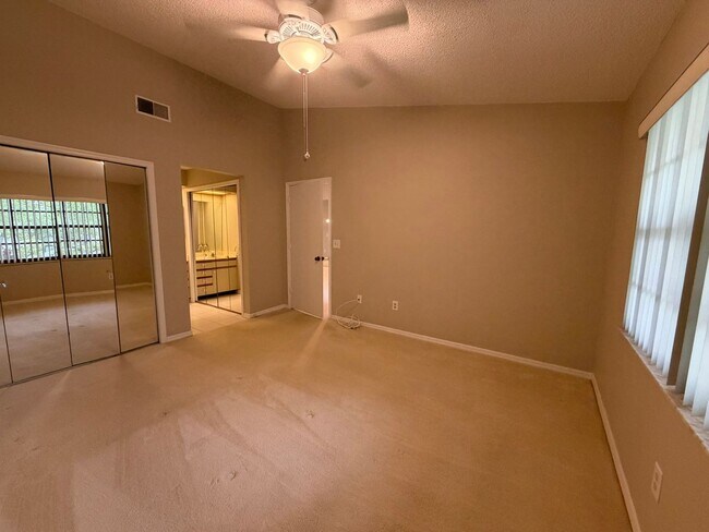 Building Photo - Perfect Condo in Dunedin