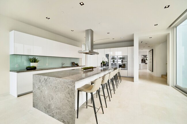 Building Photo - 1011 W 48th St