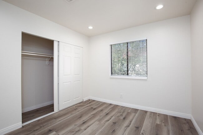 Building Photo - Completely remodeled 2nd floor unit near S...