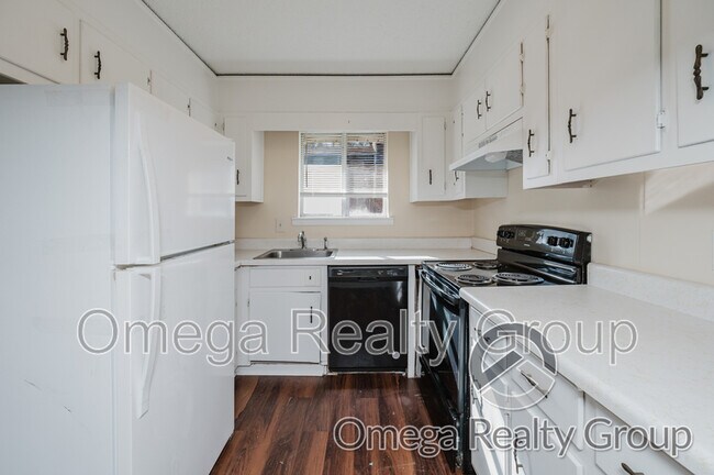 Building Photo - 1600 14th Ave E