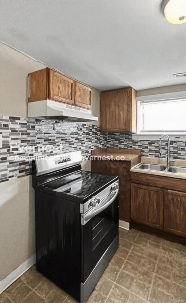 Building Photo - 1924 Blackford St