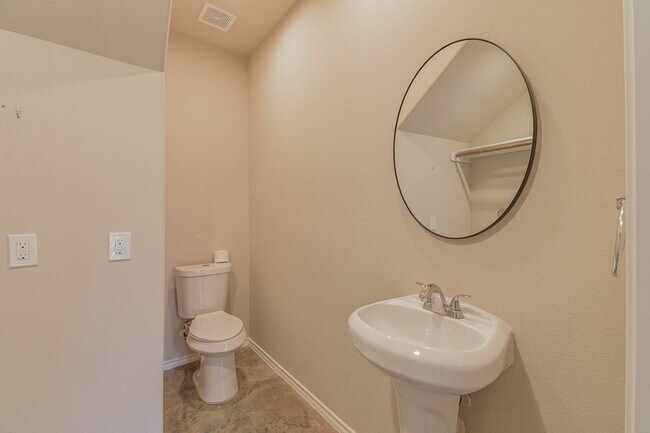 Building Photo - 20211 Hemlock Ln