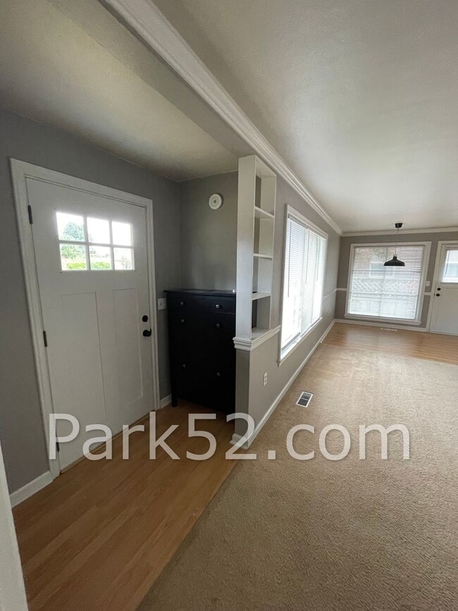 Building Photo - 3 Bedroom Rambler in North Tacoma With A/C!