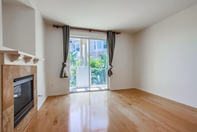 Building Photo - Available Now! Tri-Level 3 Bedroom 3.5 Bath Townhome!!