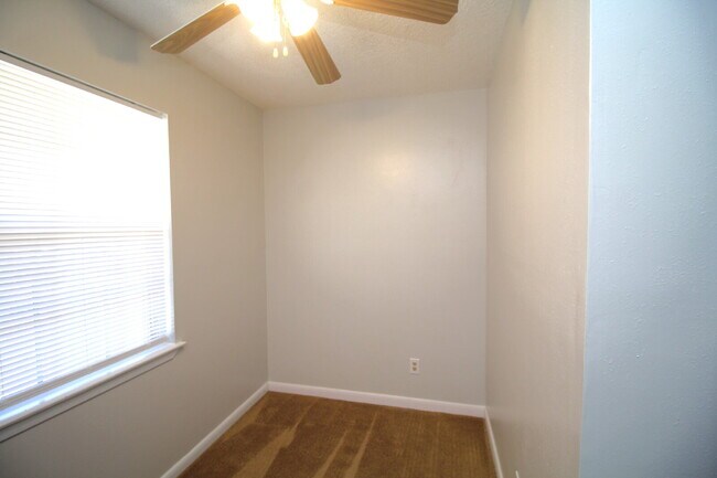 Building Photo - Gulf Breeze Rental: 3 Bedroom Brick Home w...
